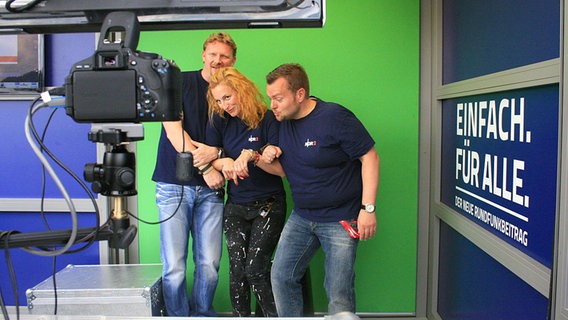 Die NDR 2 Moderatoren Holger Ponik, Ilka Petersen und Jens Mahrhold lassen sich vor einem Greenscreen Fotografieren. © NDR 2 Foto: Axel Herzig