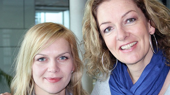 Anna Loos (links) mit Bettina Tietjen © NDR 2 Foto: Andreas Sorgenfrey
