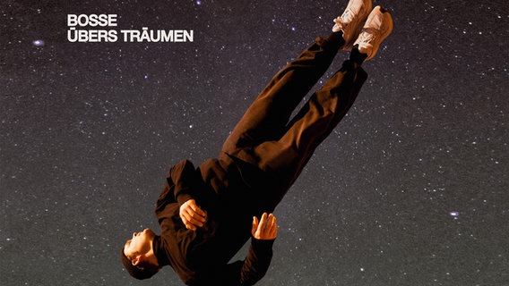 Cover der CD "Übers Träumen" mit Aki Bosse, der kopfüber im Weltraum zu schweben scheint © Universal Music 