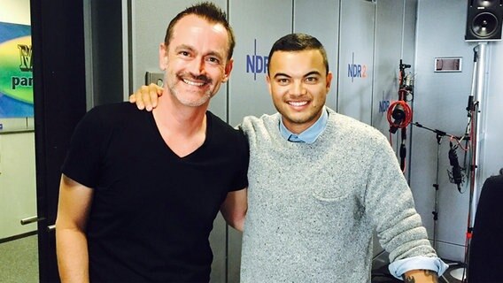 NDR 2 Redakteur Thomas Mohr mit dem australischen ESC-Teilnehmer Guy Sebastian NDR 2 Redakteur Thomas Mohr mit dem australischen ESC-Teilnehmer Guy Sebastian © NDR