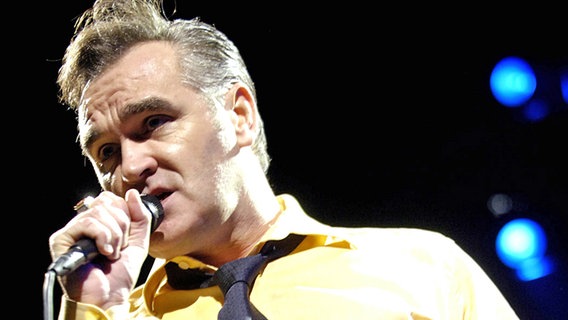 Der ehemalige Sänger der Band The Smiths, Steven Patrick Morrissey, am 18.12.2006 live in Hamburg. © picture-alliance / jazzarchiv 