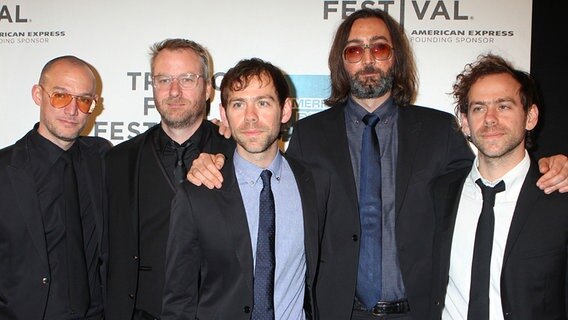 Die US-Band The National mit (v.li.) Scott Devendorf, Matt Berninger, Aaron Dessner, Bryan Devendorf und Bryce Dessner in New York am 17. April 2013 © picture alliance / landov Foto: Robert Pitts