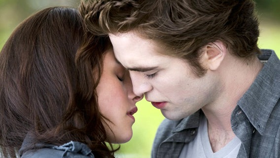 Bella (Kristen Stewart) und Edward (Robert Pattinson) in "New Moon - Biss zur Mittagsstunde" (Szenenfoto) © 2009 Concorde Filmverleih GmbH 