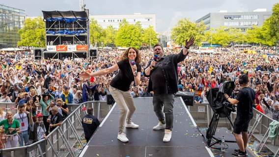 Elke Wiswedel und Jens Mahrhold beim NDR 2 Plaza Festival 2024 in Hannover. © NDR Foto: Axel Herzig