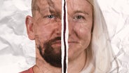 Zwei montierte Gesichtshälften vor zerknittertem Papier-Hintergrund: Pia und Markus (3. Staffel) © NDR 2 Foto: Nadine Egbringhoff