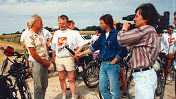 NDR 2 Reporter Andreas Hilmer am 9. November 1989 beim Interview mit Augenzeugen © NDR 