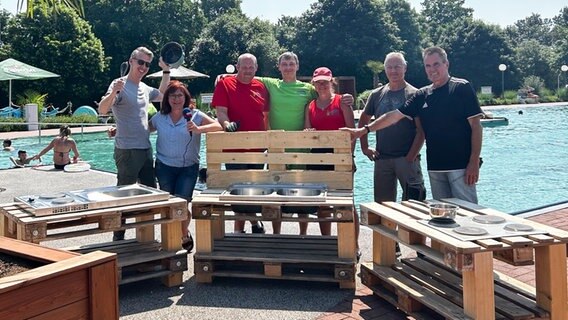 Wünsch dir deinen NDR, der NDR 2 Moderator André Schünke steht vor einem Pool und baut eine Spielküche für Kinder © NDR Foto: NDR