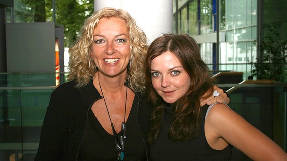 Bettina Tietjen mit der Sängerin Annett Louisan © NDR Foto: Andreas Sorgenfrey