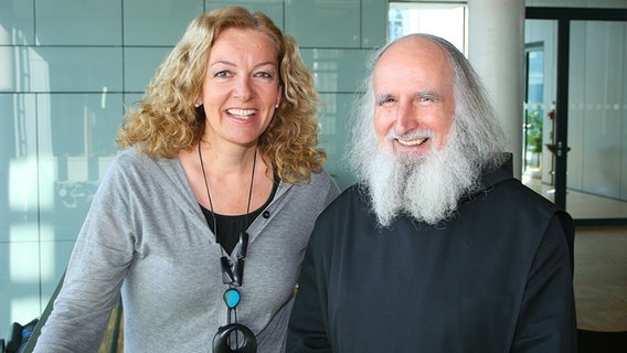 NDR 2 Moderatorin Bettina Tietjen mit Pater Anselm Grün bein NDR 2 im März 2011 © NDR 2 Foto: A. Sorgenfrey