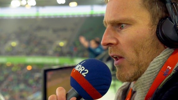 NDR 2 Bundesligashow-Reporter Michael Augustin im Einsatz in Wolfsburg  