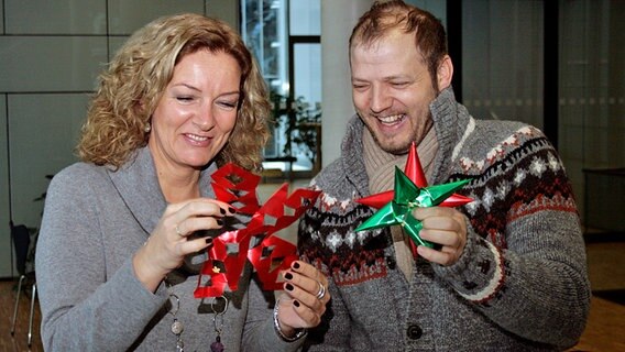 Bettina Tietjen und Mario Barth mit ihren Weihnachtsbasteleien © NDR 2 Foto: Andreas Sorgenfrey