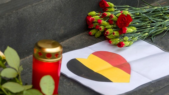 Trauer über die Opfer des Terrors: Blumen vor der belgischen Botschaft in Berlin am 22. März 2016 © dpa Foto: Gregor Fischer