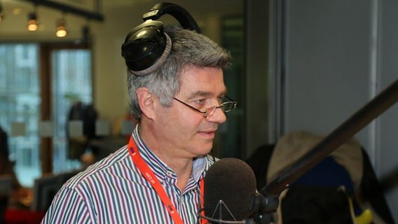 Du bist NDR 2: Joachim Nagel ist ab 8 Uhr bei NDR 2 "on air" - mit cool übergehängtem Kopfhörer © NDR 2 Foto: Mirko Hannemann