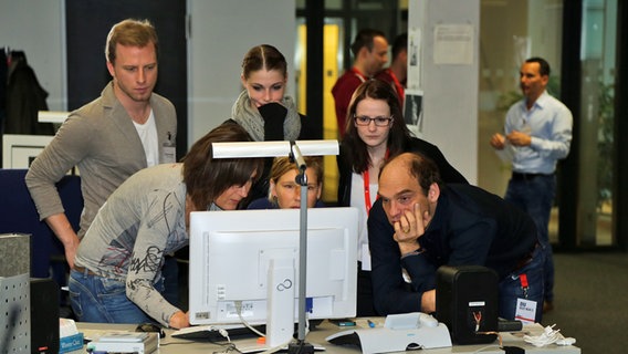 Die NDR 2 Hörer-Reporter und Redakteure planen hochkonzentriert ihre Beiträge, unterstützt von NDR 2 Reporter Sascha Sommer und Schlussredakteurin Doreen Strasdas. © NDR 2 Foto: Mirko Hannemann