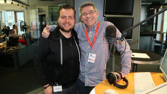 NDR 2 Hörer Moderator Joachim Nagel mit Jens Mahrhold im Studio von NDR 2. © NDR 2 Foto: Mirko Hannemann