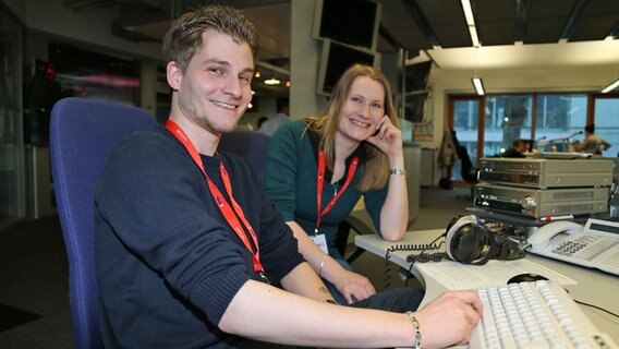 NDR 2 Hörer Christian von Campe freut sich auf seinen Job als Nachrichtenredakteur. © NDR 2 Foto: Mirko Hannemann