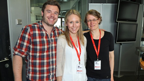 Du bist NDR 2 am 12. April 2014: Das Team in der 14-Uhr-Stunde mit (v. li.) Pascal Hillgruber, Marie-Sophie Jürgens und Cordula Tomberger © NDR 2 Foto: Mirko Hannemann