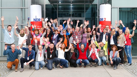 Du bist NDR 2 am 18.4.2015: Gruppenbild mit Gewinnern und Begleitern © NDR 2 Foto: Mirko Hannemann