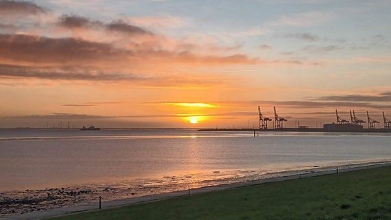 Sonnenaufgang in Wilhelmshaven, Jade-Weser-Port - Foto von NDR 2 Hörerin Yvonne Büscher © Privat 