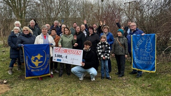 Mitglieder des Miteinander Benitz Brookhusen e.V. mit NDR 2 Reporter Jelto Ringena. © NDR 