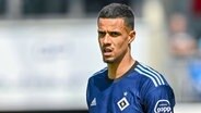 HSV-Stürmer Robert Glatzel blickt verbissen auf dem Platz © IMAGO/Langer 