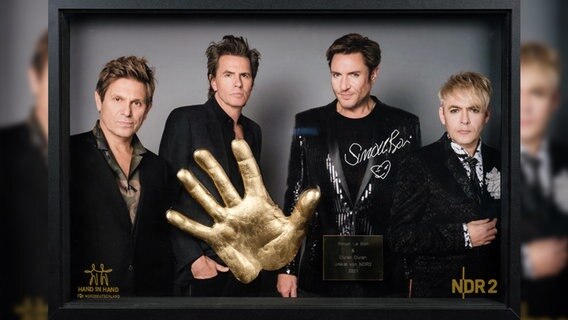 Handabdruck in edel gestaltetem Rahmen von Simon Le Bon (Duran Duran) © NDR 2 Foto: Niklas Kusche / Foto Duran Duran: Sony Music