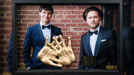 Handabdruck in edel gestaltetem Rahmen von Wincent Weiss und Johannes Oerding für "Hand in Hand für Norddeutschland" © NDR 2 Foto: Niklas Kusche / Foto Weiss & Oerding: Benjamin Hüllenkremer
