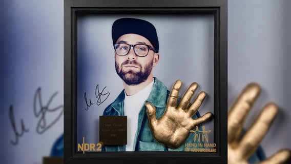 Handabdruck in edel gestaltetem Rahmen von Mark Forster für "Hand in Hand für Norddeutschland" © NDR 2 Foto: Niklas Kusche