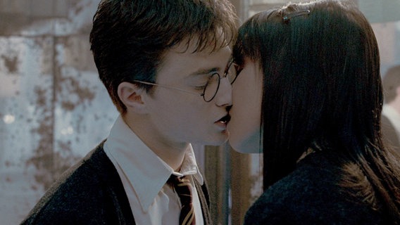 Harry Potter und Cho Chang küssen sich im Film "Harry Potter und der Orden des Phoenix" © picture-alliance/ dpa 
