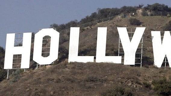 Der "Hollywood"-Schriftzug ist in die Hügel über Los Angeles eingebaut © dpa-Bildfunk / Foto: Armando Arorizo 