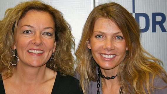 Die Schauspielerin Ursula Karven mit NDR Moderatorin Bettina Tietjen bei "Tietjen talkt" im Juli 2009 © NDR 2 