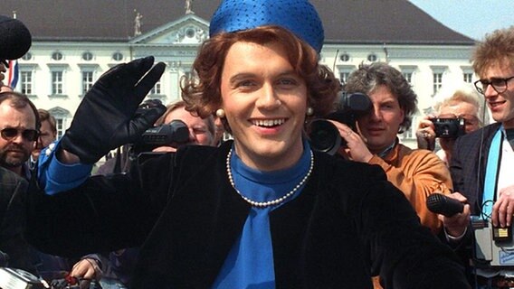 Hape Kerkeling verkleidet sich am 25. April 1991 als Königin Beatrix der Niederlande © dpa - Bildarchiv 