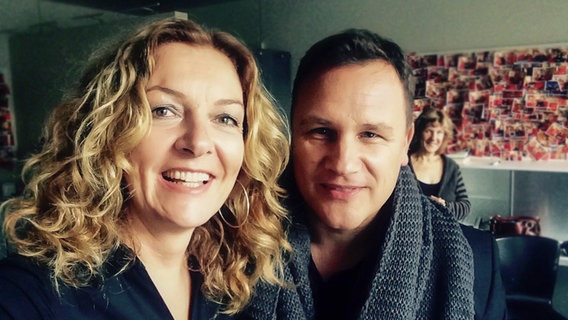 NDR 2 Moderatorin Bettina Tietjen mit dem Designer Guido Maria Kretschmer © NDR 2 Foto: Bettina Tietjen (Selfie)