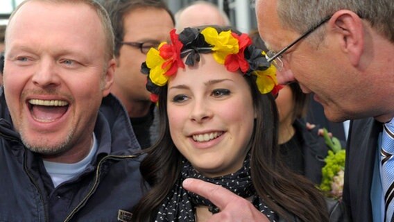 Der Ministerpräsident begrüßt die ESC-Königin und den "Macher" (v.li.): Stefan Raab, Lena Meyer-Landrut und Christian Wulff auf dem Flughafen Hannover am 30. März 2010 © dpa - Bildfunk Foto: Maurizio Gambarini