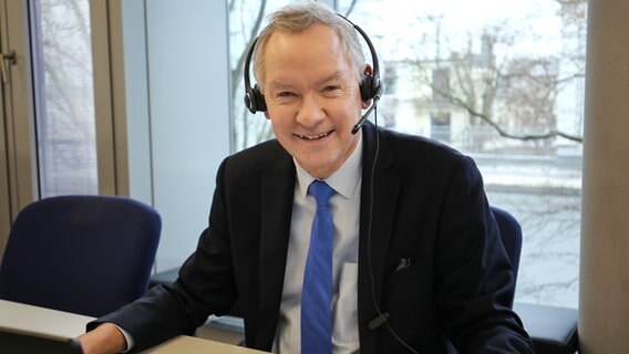 NDR Intendant Lutz Marmor sitzt lächelnd am Spendentelefon © NDR 2 Foto: Marilena Dahlmann