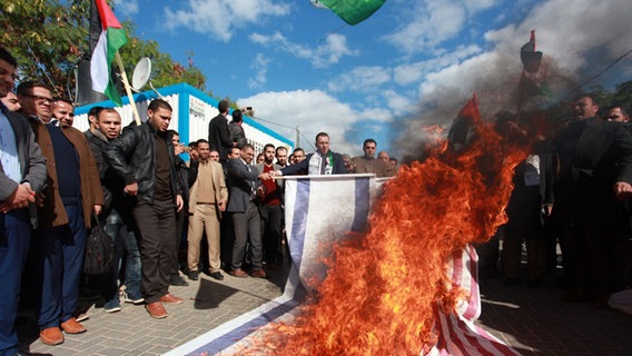 Palästinenser verbrennen in Gaza-Stadt die amerikanische und die israelische Flagge © picture alliance/ZUMA Press Foto: Mahmoud Ajour