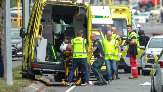 Neuseeland, Christchurch: Rettungskräfte kümmern sich außerhalb der Masjid-Al-Noor-Moschee um eine Person. In einer Moschee der neuseeländischen Stadt Christchurch hat ein unbekannter Schütze das Feuer eröffnet und Berichten zufolge wohl mehrere Menschen verletzt oder getötet.  Foto: Martin Hunter