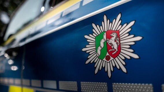 Logo des Landes NRW auf einem Polizei-Fahrzeug © dpa Foto: Fabian Strauch