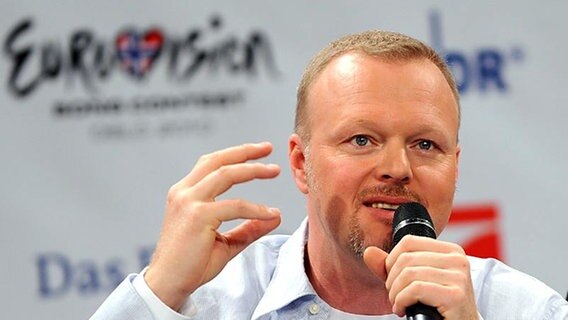 Entertainer Stefan Raab bei der ersten Pressekonferenz zum Eurovision Song Contest am 10.09.2009 © dpa - Bildfunk Foto: Jörg Carstensen dpa/lnw