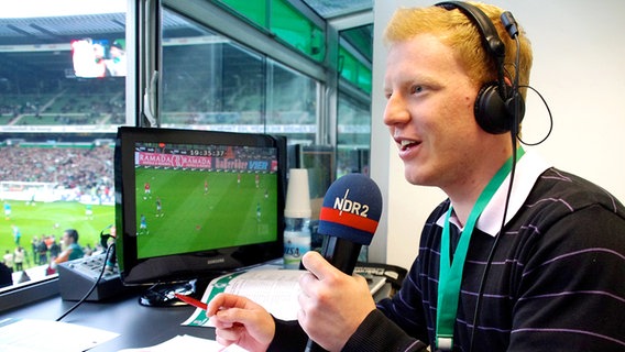 NDR 2 Reporter Thorsten Iffland beim Live-Bericht im Bremer Stadion © NDR 