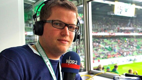 NDR 2 Reporter Moritz Cassalette bei Live-Berichterstattung im Stadion © NDR 