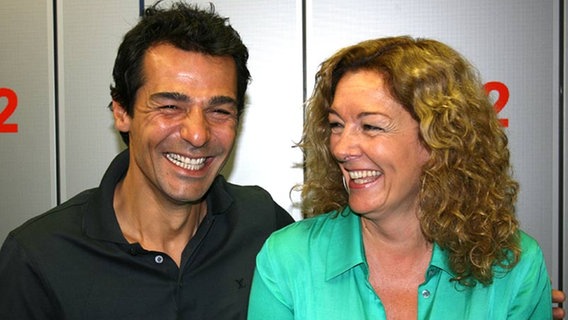 Der Schauspieler Erol Sander mit NDR Moderatorin Bettina Tietjen bei "Tietjen talkt" im Juni 2009  