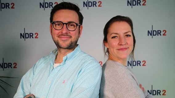 Das Moderatorenteam Christopher Scheffelmeier und Tna Padberg stehen vor der NDR 2 Leinwand. © NDR 2 Foto: Marek Nowacki