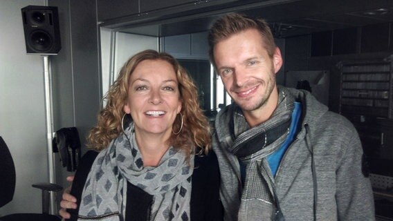 NDR 2 Moderatorin Bettina Tietjen mit dem Kabarettisten Florian Schröder im NDR 2 Studio  