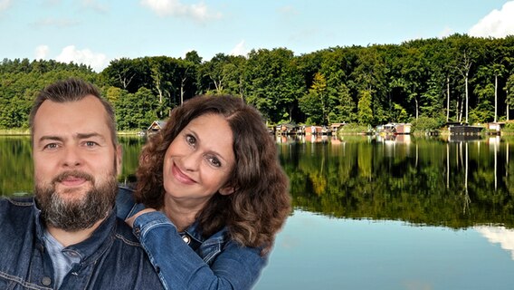 Elke Wiswedel und Jens Marhold vor eine idyllischen Ufer an den Mecklenburgischen Seenplatten. © NDR Foto: Norbert Brandt aus Neubrandenburg