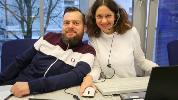 Spendentag bei NDR 2: Jens Mahrhold und Elke Wiswedel am Spendentelefon © NDR 2 Foto: Jochen Moseberg