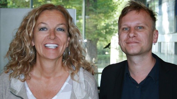 NDR 2 Moderatorin Bettina Tietjen mit dem Schauspieler Robert Stadlober © NDR Foto: Andreas Sorgenfrey