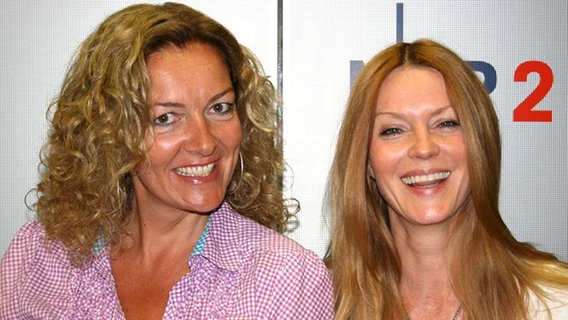 Schauspielerin Esther Schweins und Moderatorin Bettina Tietjen bei "Tietjen talkt" im Juni 2009 © NDR 2 