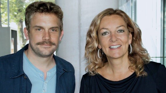 NDR 2 Moderatorin Bettina Tietjen und der Schauspieler Sebastian Bezzel © NDR 2 Foto: Andreas Sorgenfrey