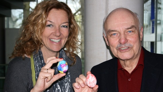 NDR 2 Moderatorin Bettina Tietjen mit dem Schauspieler Charles Brauer © NDR 2 Foto: Andreas Sorgenfrey